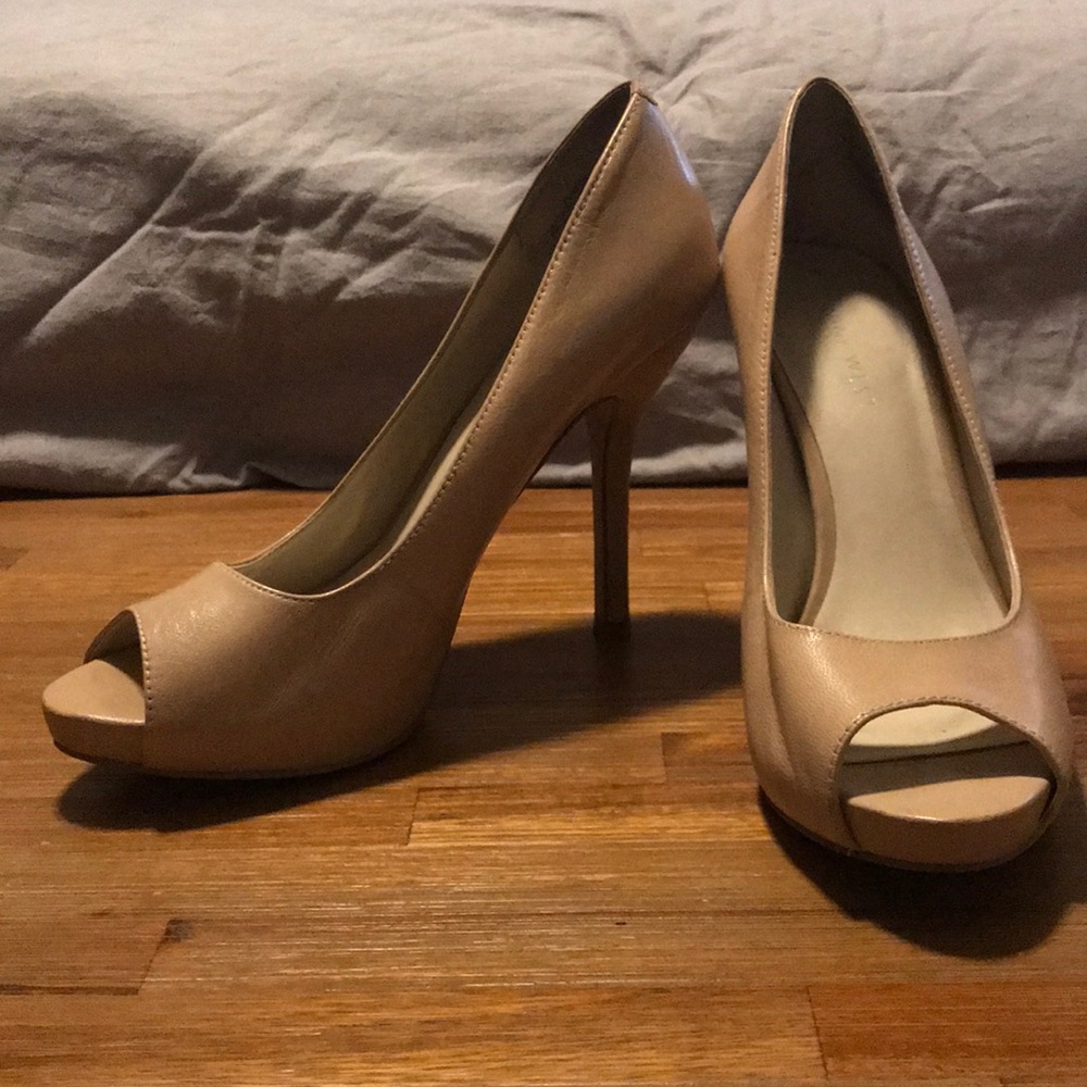 Peep toe pumps